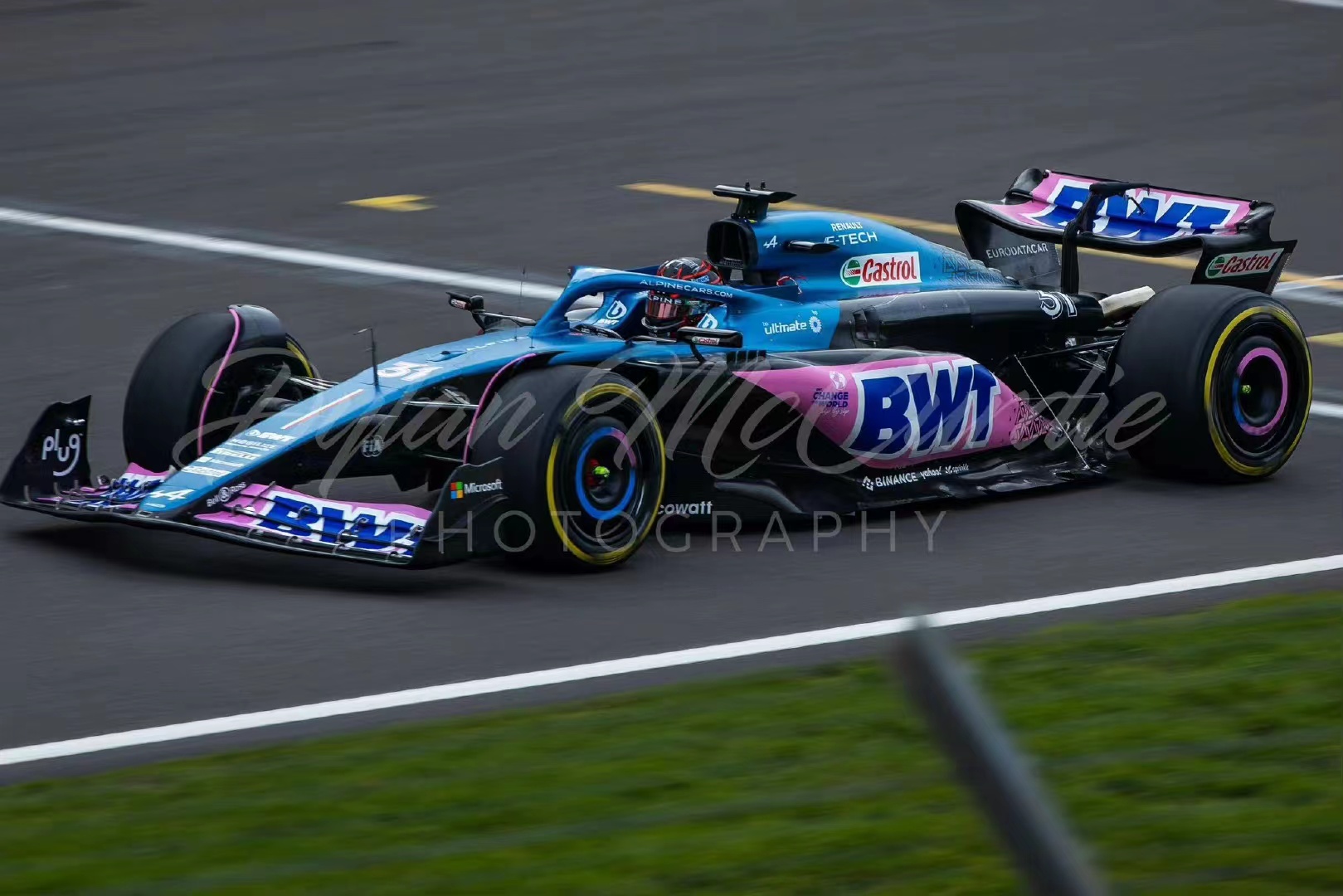 阿斯顿马丁轻取雷诺车队，维斯塔潘状态火热