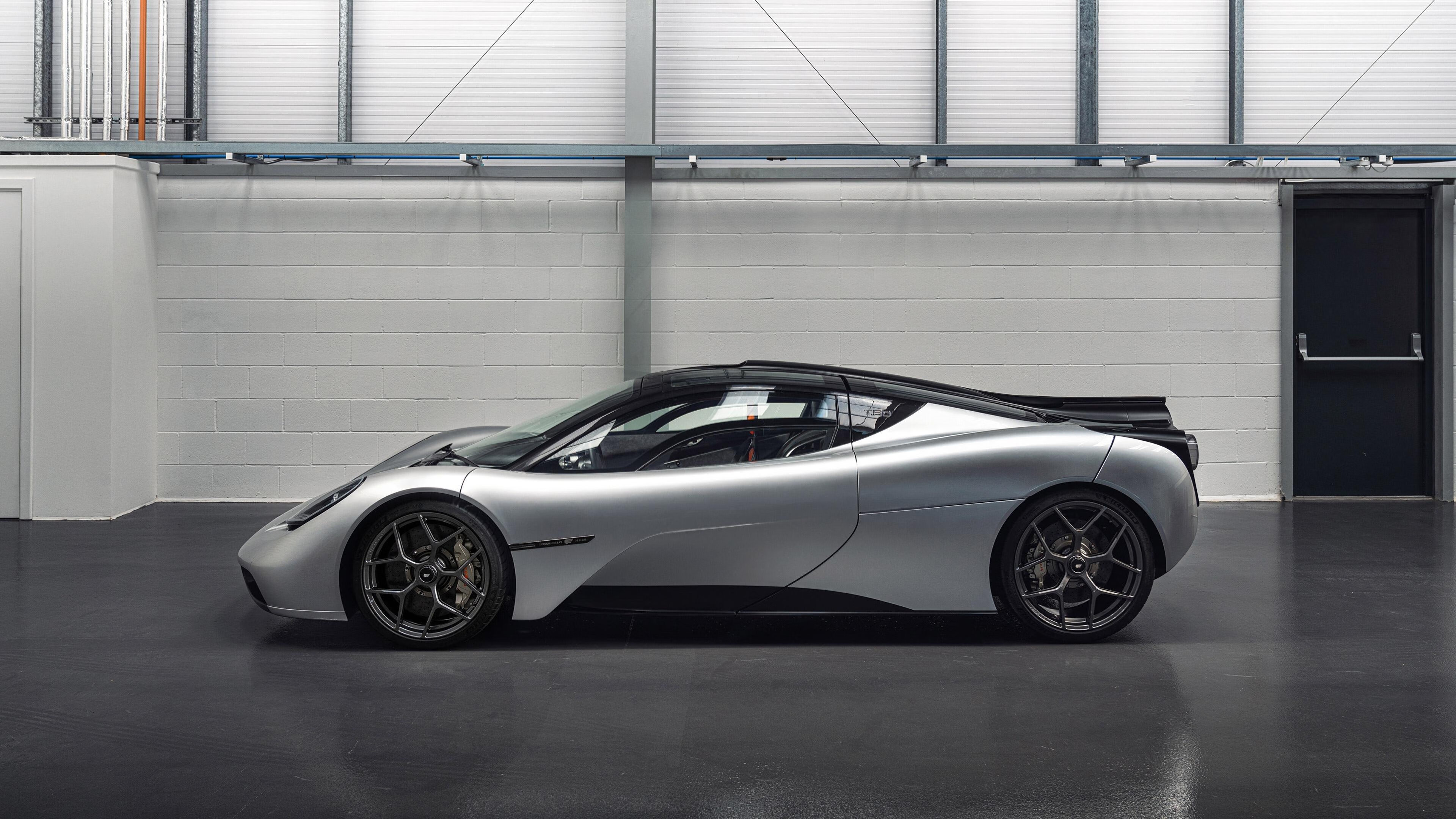 绿茵场的AB面，英超的刀光剑影与勒沃库森的独角戏—兼记伊拉克足球的沉默回响